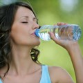 Ako danima pijete vodu iz iste plastične flaše, odmah je bacite: Lekari upozorili kad više nije bezbedna