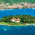 Ovo ostrvo na Jadranu nema ni kafić ni restoran: Na njemu žive samo 4 čoveka, a kupanje je zabranjeno
