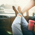 Šta može da vam se desi ako držite noge na kontrolnoj tabli tokom vožnje?