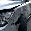 Jutro nakon karambola na Vračaru: Vozila uništena, na jednom odvaljen i branik