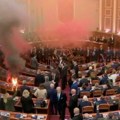 Novi incidenti u Skupštini Albanije: Poslanici aktivirali dimne bombe, zapalili poslaničke klupe (video)