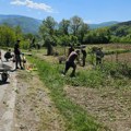 "Deca su nam svakog dana u opasnosti": Srbi i Bošnjaci zajedno zasukali rukave i krenuli u izgradnju pešačke staze (foto)