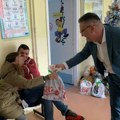 Paketići na platou i u bolnici: Deda Mraz juče "krstario" Zvezdarom