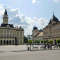 Postavlja se ograda ispred Skupštine Novog Sada pred sutrašnju sednicu i protest opozicije