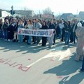 Učenici srednjih škola, studenti i građani Novog Pazara blokirali su danas na sat vremena dve prometne raskrsnice u naselju…