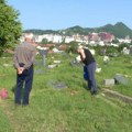 Zadušnice u Južnoj Mitrovici: Porušeni spomenici i uništeno groblje dočekali Srbe koji su obišli grobove svojih…