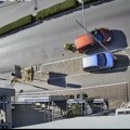 Video: Nesvakidašnja scena u Novom Sadu, pokušaj parkiranja, pa naleteo dostavljač