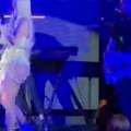 (Video) Sve je stalo i bilo u mraku: Maja Berović zapalila sve, u seksi kostimu izašla na binu, a onda joj se dogodilo nešto…