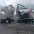 VIDEO Zapaljen kamion na auto-putu kod Stare Pazove: Saobraćaj preusmeren na petlju Inđija