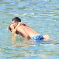 (Foto) Đoković skočio na Jelenu u vodi! Uhvaćeni u zanosu - popustile im kočnice na moru, sve oči na Mikonosu uprte u njih…
