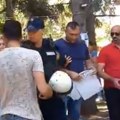 Grupa muškaraca u Bačkom Petrovcu pocepala izložene fotografije protesta u Vojvodini