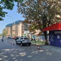 Žena povređena u nesreći u Kragujevcu: Auto je oborio dok se kretao u rikverc (foto)