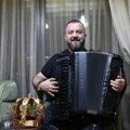 Harmonikaš objavio da traži pevača, stiglo mu preko 200 poruka! Kandidati ga preplavili porukama - Za samo tri dana nastao…