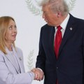 Tramp nije skidao pogled sa Meloni Evo šta se desilo između predsednika SAD i italijanske premijerke u Egiptu (video)
