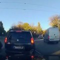 Saobraćajna nezgoda kod Košutnjaka: Motorista pao nasred puta, vozač automobila koji je izleteo nije zaustavio vozilo (video)…