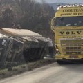 (Фото) Драма на Иришком путу: Камион преврнут, завршио у јарку, предњи део скроз слупан