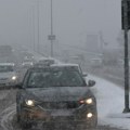 Putevi Srbije: Vozačima se savetuje oprezna vožnja zbog vlažnih kolovoza, snega, poledice i magle