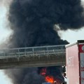 "Od detonacija se tresu automobili" Jeziva scena na autoputu iz smera Šimanovaca ka Beogradu: Vatra se širi, saobraćaj…