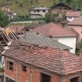 (Video) Olujni vetar nosio krovove i čupao drveće. Jako nevreme pogodilo ovaj deo Srbije: Sva mesta ostala bez struje