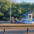 (Video) Sudar dva automobila kod pumpe Zmaj u Zemunu u pravcu ka gradu
