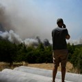 Megapožar kod Atine: Izgorelo više od 100 kuća, vatrogasci nemoćni se povlače