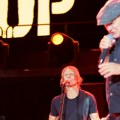 (Video) Drama na koncertu AC/DC: Pevač Brajan Džonson umalo povređen od projektila iz topa