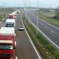 Potencijalna opasnost na putevima: Kamioni rasipaju teret - da li su cirade obavezne?