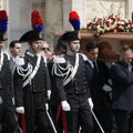 Hiljade ljudi aplaudirale kada je kovčeg sa telom Berluskonija unet u katedralu u Milanu