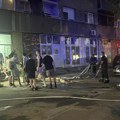 Prve fotografije vatrene stihije na Voždovcu: Od siline požara padali delovi terase na parkirane automobile (foto,video)