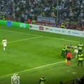 Skandal na meču BiH - Portugal: Navijač utrčao na teren i napao Kristijana Ronalda (video)