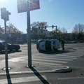FOTO: Saobraćajna nesreća na Novom Beogradu, policijsko vozilo se prevrnulo na bok