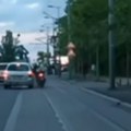 Vozač "citroena" oborio motociklistu: Nesreća pre kružnog toka Bogoslovija: Naglo skrenuo, pa pa dao gas (video)