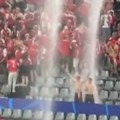 Gromovi i kiša im ne mogu ništa: ''Šou'' dvojice navijača na EURO 2024 (video)