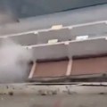 Cela zgrada se srušila u nabujalu reku (VIDEO)