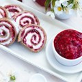 Miriše na leto Recept za najukusniji kolač od jagoda i malina – lagan, svež i prosto neodoljiv!
