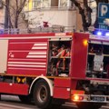 Dim izlazi iz stana na poslednjem spratu zgrade u Užicu: Vatrogasci na terenu