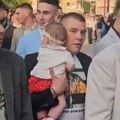 Luka na maturu došao sa bebom i oduševio celu Srbiju: "Znao sam da će to biti velika ljubav" (video)