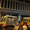 VIDEO Traktori na ulazima u Skupštinu Novog Sada: Zborovi građana preko noći ostaju na ulici da bi ujutro blokirali sednicu