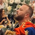 Spektakularna scena na veselju: Najtraženijeg harmonikaša Borka Radivojevića ogrnuli srpskom trobojkom