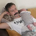 Mali Despot spava na njegovim grudima: Milan Vasić raznežio fotografijom iz porodičnog doma! Pokazao kako provodi vreme sa…