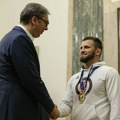 "Hvala na zlatu i ona tri prsta što ih nerviraju": Aleksandar Vučić ugostio svetskog prvaka Komarova