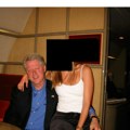 Sve fotografije Bila Klintona u Epstajnovim dosijeima: Na jednoj je u đakuziju okružen ženama, na drugoj mu mlada žena sedi u…