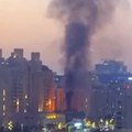Крхотине ракета оштетиле луксузну зграду у Дубаију. Део града хитно евакуисан, дим куља на све стране! Грађанима стигло…