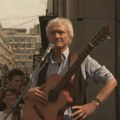 (VIDEO) Rundek poručio da je "zadivljen onime što studenti rade" i zapevao "Ay carmela": Mini koncert u centru Beograda