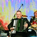 Prepun dom kulture u Loznici: Počeo koncert povodom jubileja harmonikaša Dragana Kovačevića Struje (foto/video)