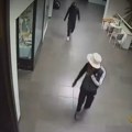 Noćna pljačka u TC "Piramida": Kamere snimile dvojicu mladića kako se šetkaju, evo šta su potom uradili! (video)