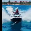 (Video) Mađar objavio snimke sa odmora: Vozi džet-ski, šeta plažom, a evo ko mu pravi društvo – u Mađarskoj se digla bura zbog…