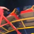 (Uznemirujući video) Žena izletela iz korpe, pa pala na beton: Vožnja rolerkosterom umalo prerasla u tragediju: Posetioci…