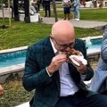"Danas malo jači doručak!" Vučević i Rebrača jeli burek u parku u Novom Sadu (video)