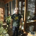 Par izgradio kuću od 700 starih guma: Zimi potpuno nestane pod snegom, a unutra je 27 stepeni i to bez grejanja